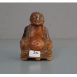GLÜCKS-BUDDHA: "Maitreya Buddha", Stein in der Anmutung von rotem Jaspis. Lachender Buddha mit