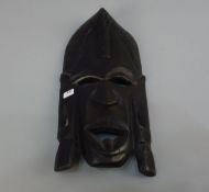 MASKE, Afrika, 2. Hälfte 20. Jh., Tropenholz, durchbrochen geschnitzt. Leicht aufgewölbte Maske mit