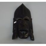 MASKE, Afrika, 2. Hälfte 20. Jh., Tropenholz, durchbrochen geschnitzt. Leicht aufgewölbte Maske mit