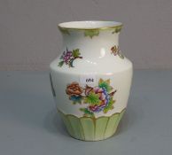 VASE, Porzellan, Manufaktur Herend / Ungarn. Rundstand, gebauchte und unten kannelierte Wandung,