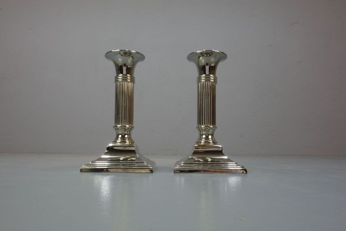 PAAR LEUCHTER / TISCHLEUCHTER / plated candle stands, versilbertes Metall. Profilierter und - Bild 3 aus 4