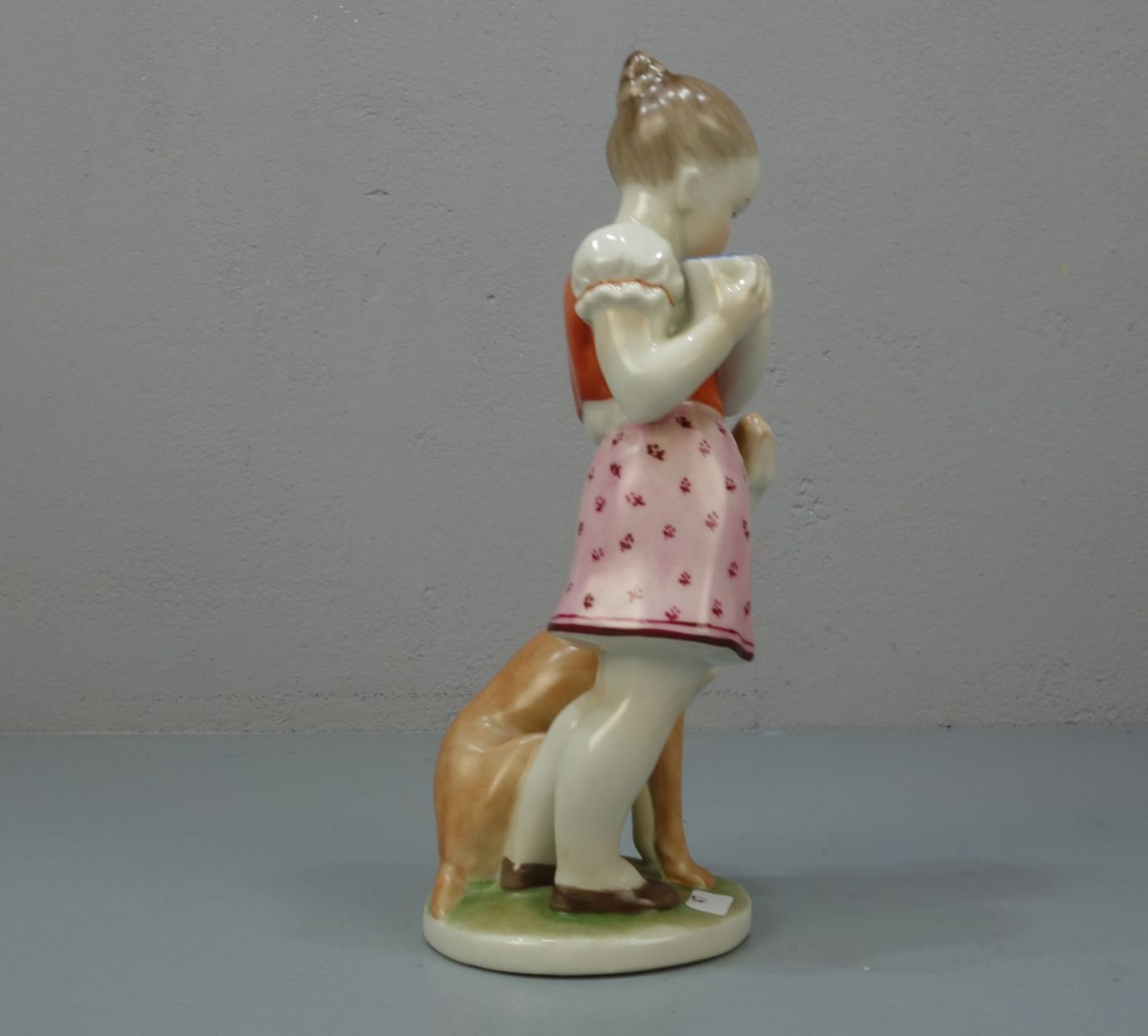 FIGURENGRUPPE: "Mädchen mit Hund" / porcelain figure "girl with a dog", Porzellan, Manufaktur - Bild 4 aus 5