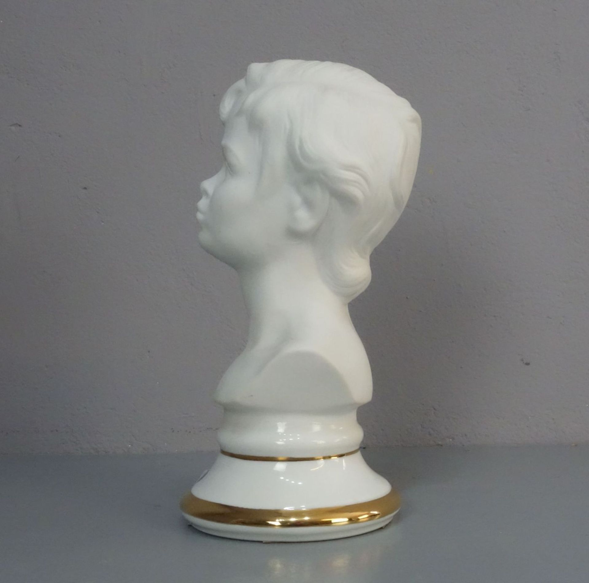 PORZELLANFIGUR / porcelain figure: "Büste eines jungen Mannes", Biskuitporzellan, Manufaktur "SANBO - Image 4 of 5