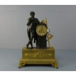 KLASSIZISTISCHE FIGÜRLICHE PENDULE "PAN" / KAMINUHR / fire place clock. Bronze- und Messinggehäuse.