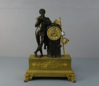 KLASSIZISTISCHE FIGÜRLICHE PENDULE "PAN" / KAMINUHR / fire place clock. Bronze- und Messinggehäuse.