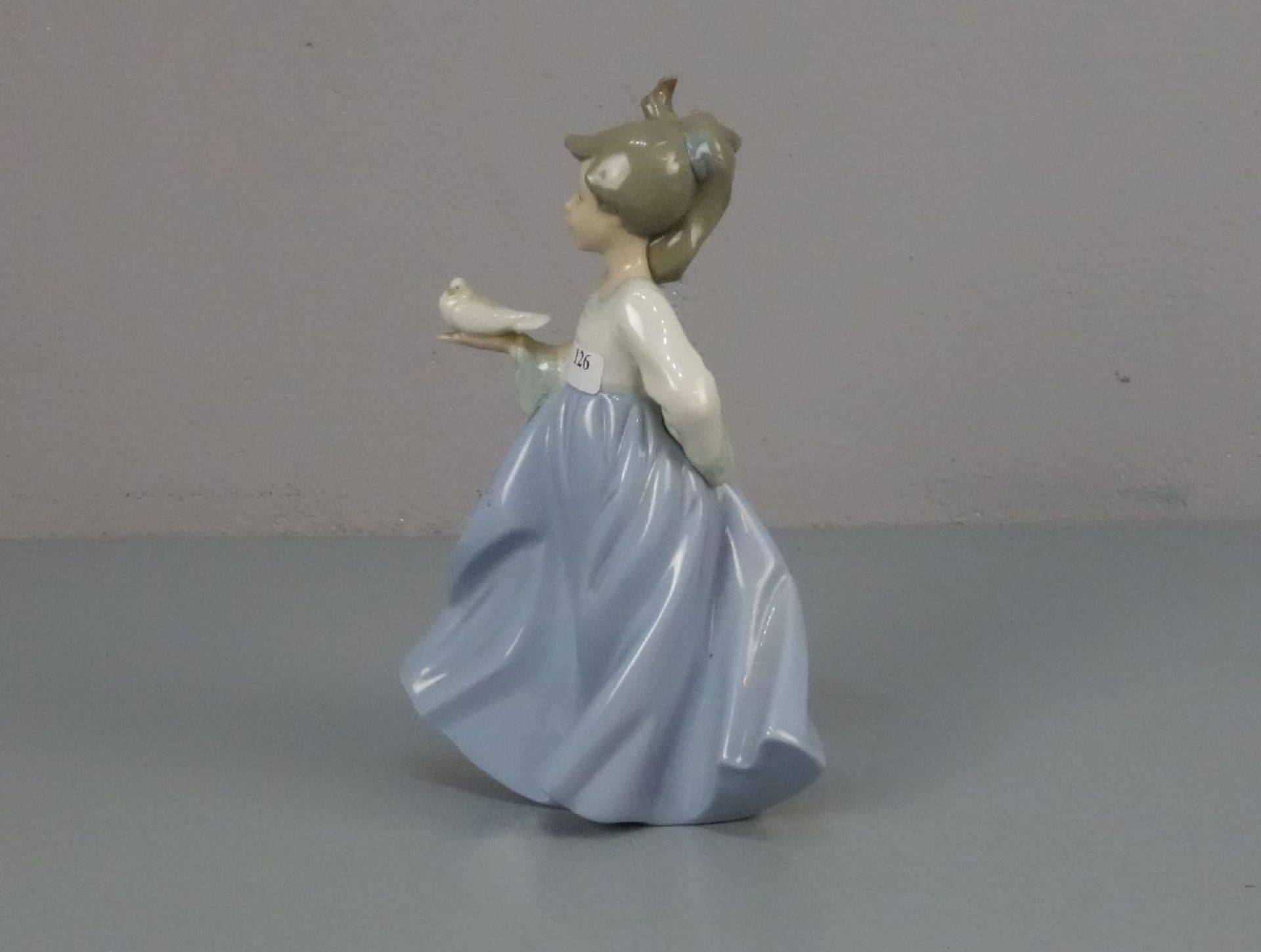 FIGUR: "Mädchen mit Taube" / porcelain figure: "Girl with a dove", Porzellan, Manufaktur Nao, - Image 4 of 5