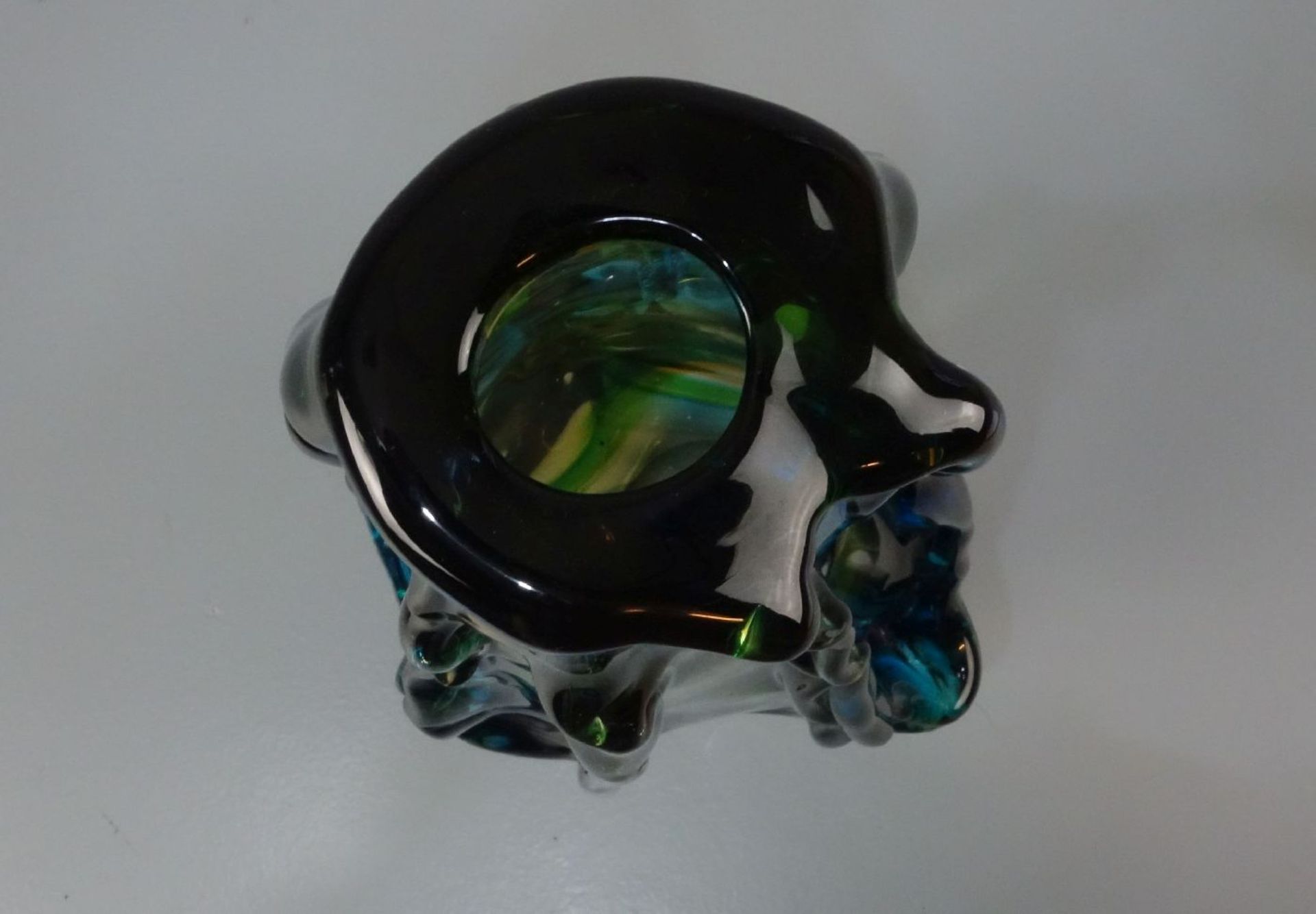 MURANO - GLASVASE, gerippte Keulenform. Dickwandiges farbloses Glas, grün, gelb und blau - Image 4 of 4