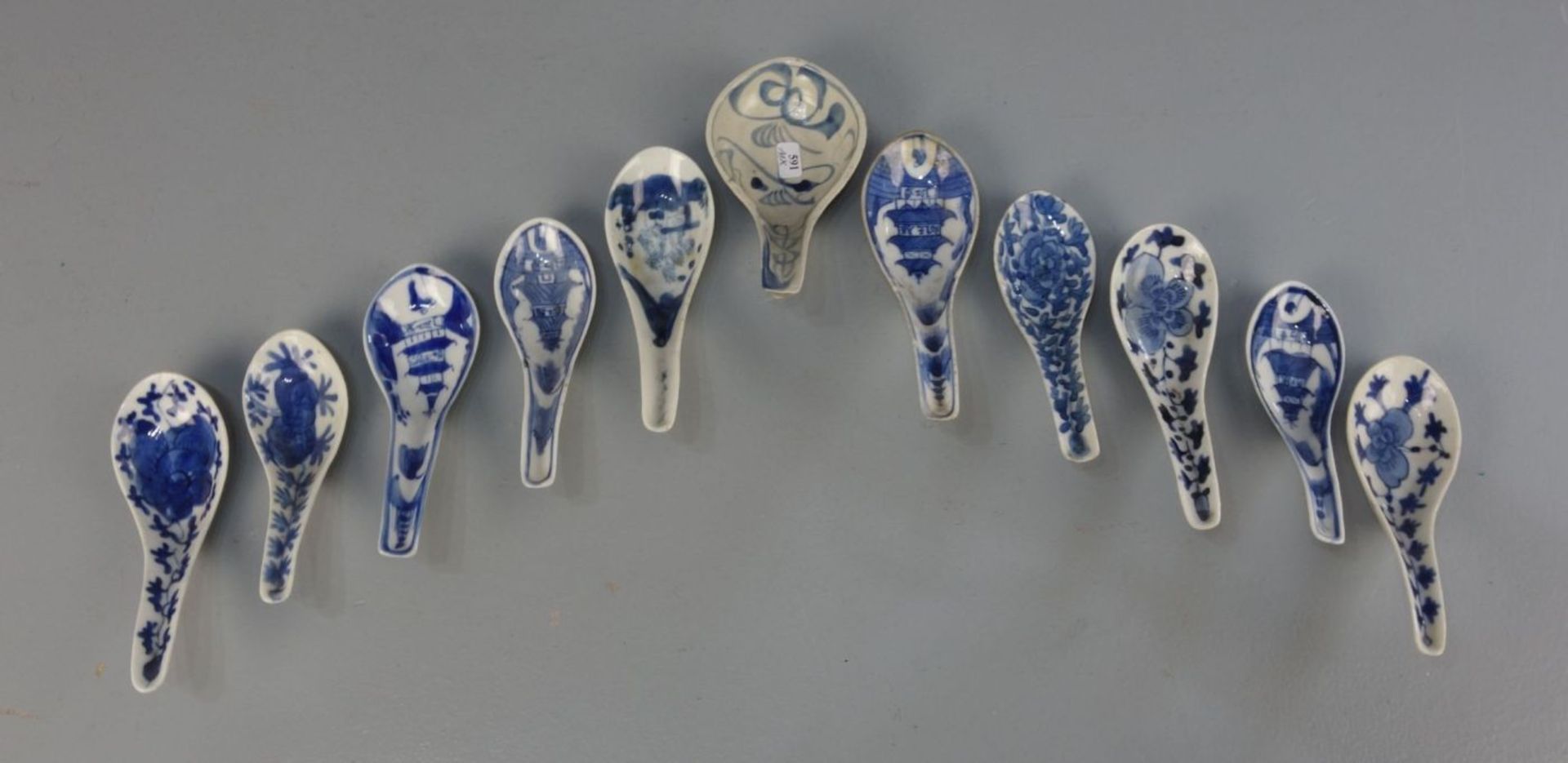KONVOLUT VON 11 LÖFFELN, Porzellan, China, um 1900. Unterschiedliche Formen und Dekore in