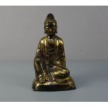 BUDDHA, Bronze, hohl gegossen und dunkelbraun patiniert und vergoldet / mit Goldlackfassung. Leicht