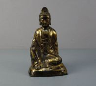 BUDDHA, Bronze, hohl gegossen und dunkelbraun patiniert und vergoldet / mit Goldlackfassung. Leicht