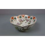 CHINESISCHE SCHALE / bowl, Porzellan, unter dem Stand aufglasurrot gemarkt mit Vasenmotiv,