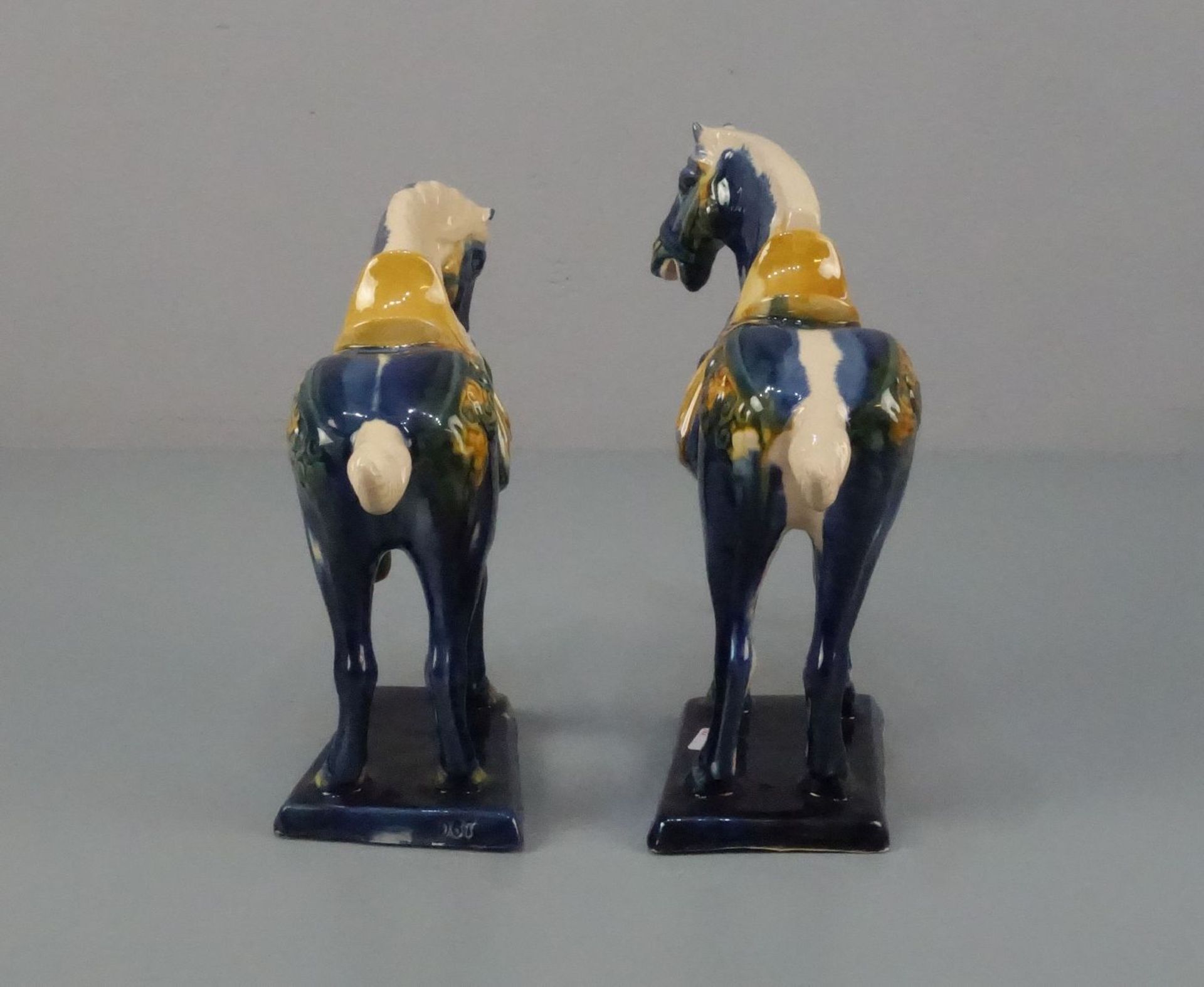 KERAMIK-FIGURENPAAR: "Tang-Pferde", 20. Jh., glasierte Keramik (Hohlguss), heller Scherben, - Bild 4 aus 4