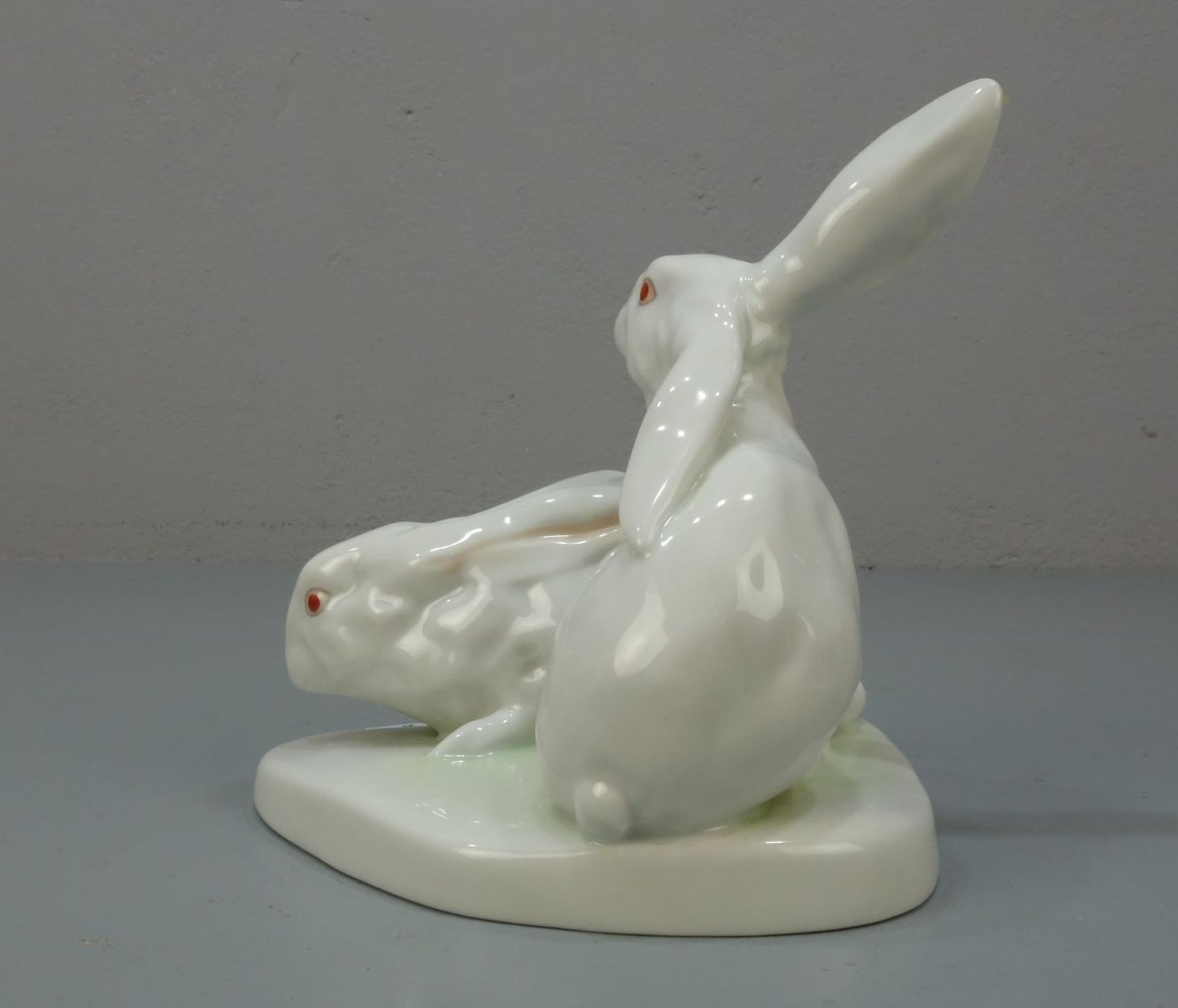 FIGURENGRUPPE "Hasen / Kaninchen", Porzellan, Manufaktur Herend, Ungarn, unter dem Stand Blindmarke - Bild 3 aus 6