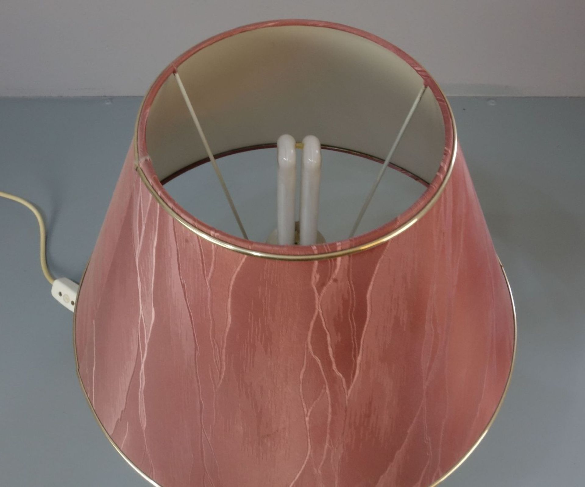 FIGÜRLICHE LAMPE / TISCHLAMPE "DER REIGEN" / table lamp, Weissporzellan (ungemarkt), einflammig - Image 2 of 3