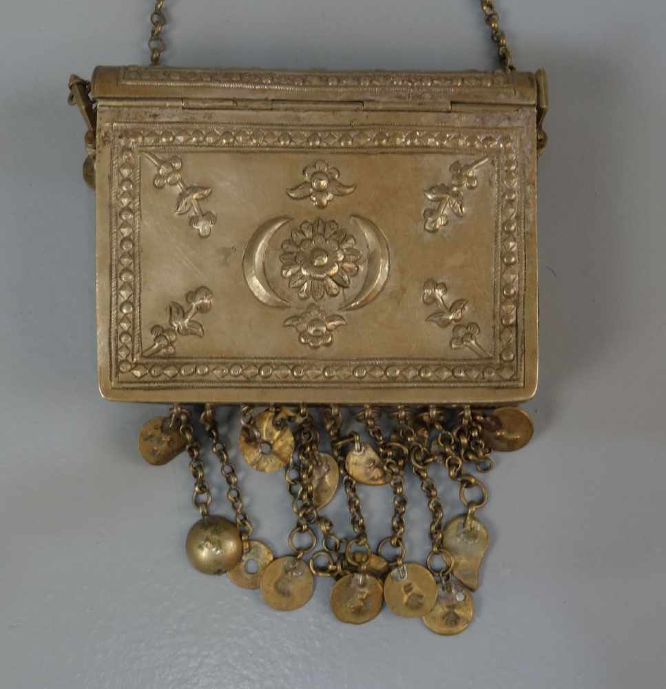 KORANBEHÄLTER MIT KETTE, orientalisch / islamisch, 19. Jh., silberfarbenes Metall. Koranbehälter - Image 3 of 3