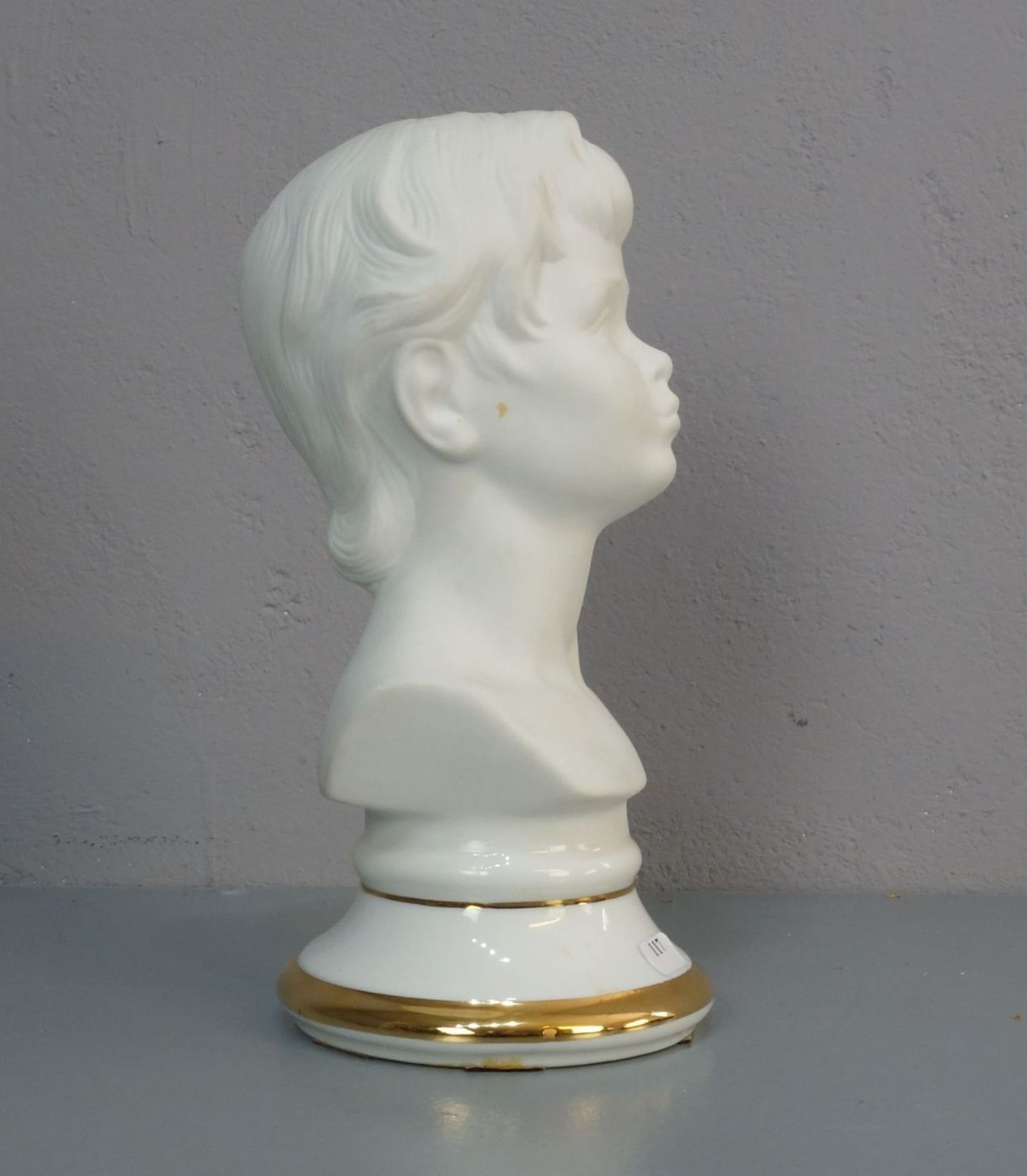 PORZELLANFIGUR / porcelain figure: "Büste eines jungen Mannes", Biskuitporzellan, Manufaktur "SANBO - Image 2 of 5