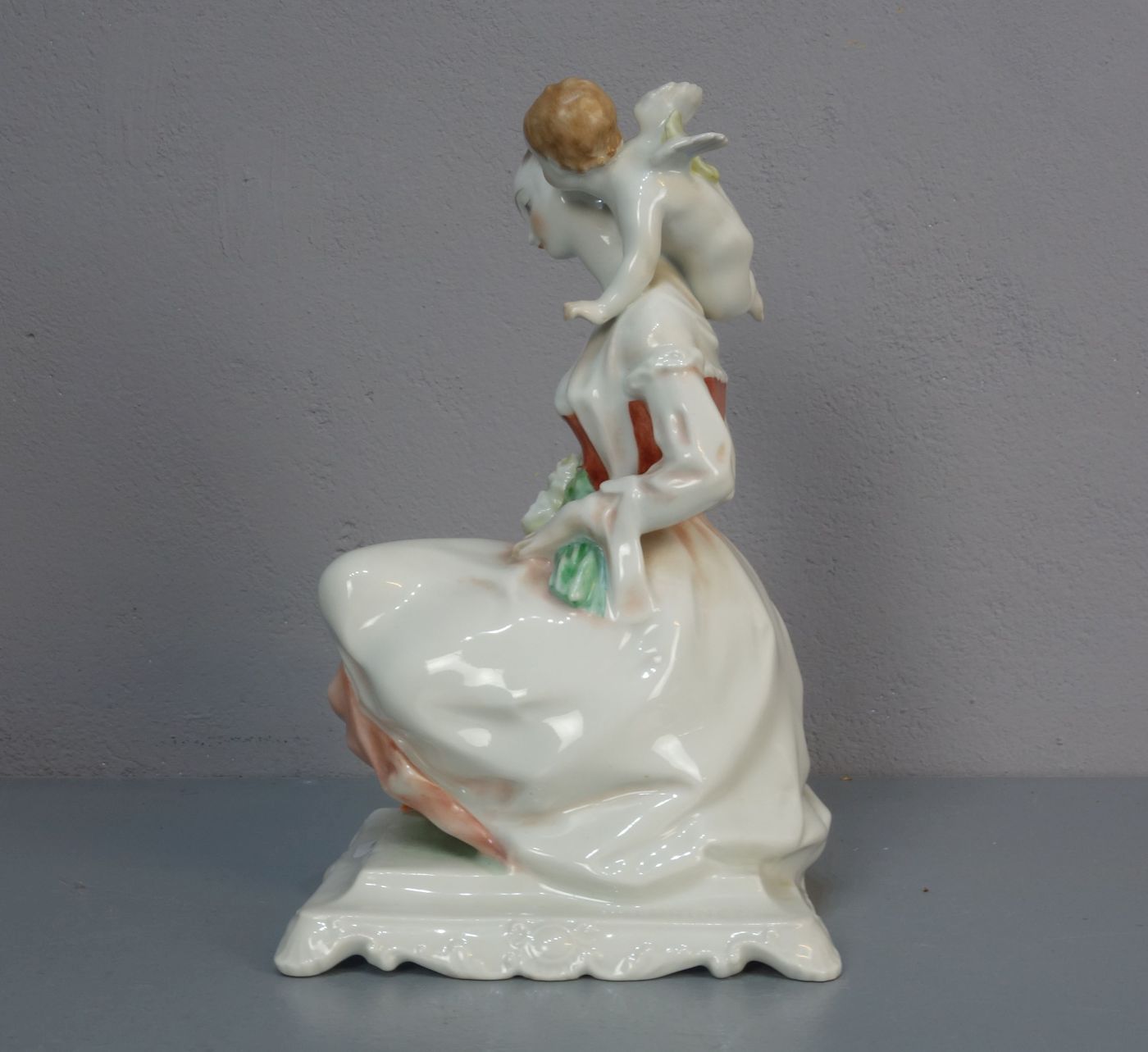 FIGURENGRUPPE "Frau mit Blumenstrauß und Amorette" / porcelain figure: "Woman with flowers and - Bild 2 aus 5