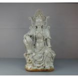 GUAN YIN, Keramik, weiß glasiert in der Anmutung von Blanc de chine, wohl späte Qing Dynastie. In