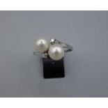 RING, 750er Weissgold (3,6 g), besetzt mit 2 Perlen (D. 6 mm) und zwei kleinen Brillanten. Ring-Gr.