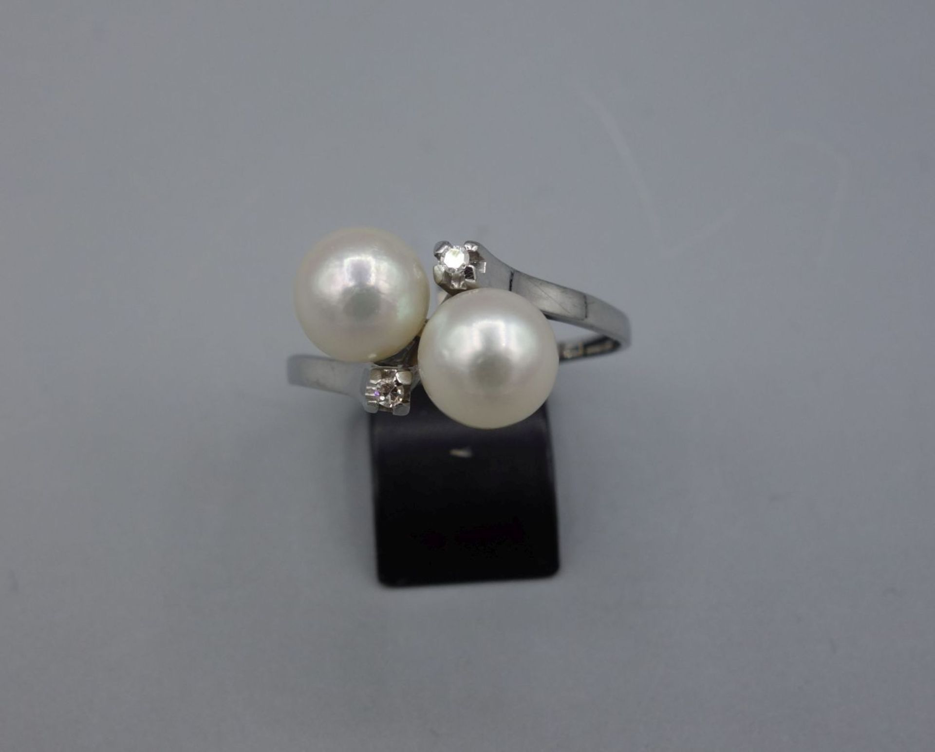 RING, 750er Weissgold (3,6 g), besetzt mit 2 Perlen (D. 6 mm) und zwei kleinen Brillanten. Ring-Gr.