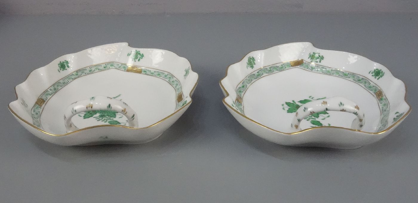 PAAR BLATTSCHALEN / bowls, Porzellan, Manufaktur Herend, Ungarn. Geschweifte Form mit Osiermuster / - Image 2 of 3