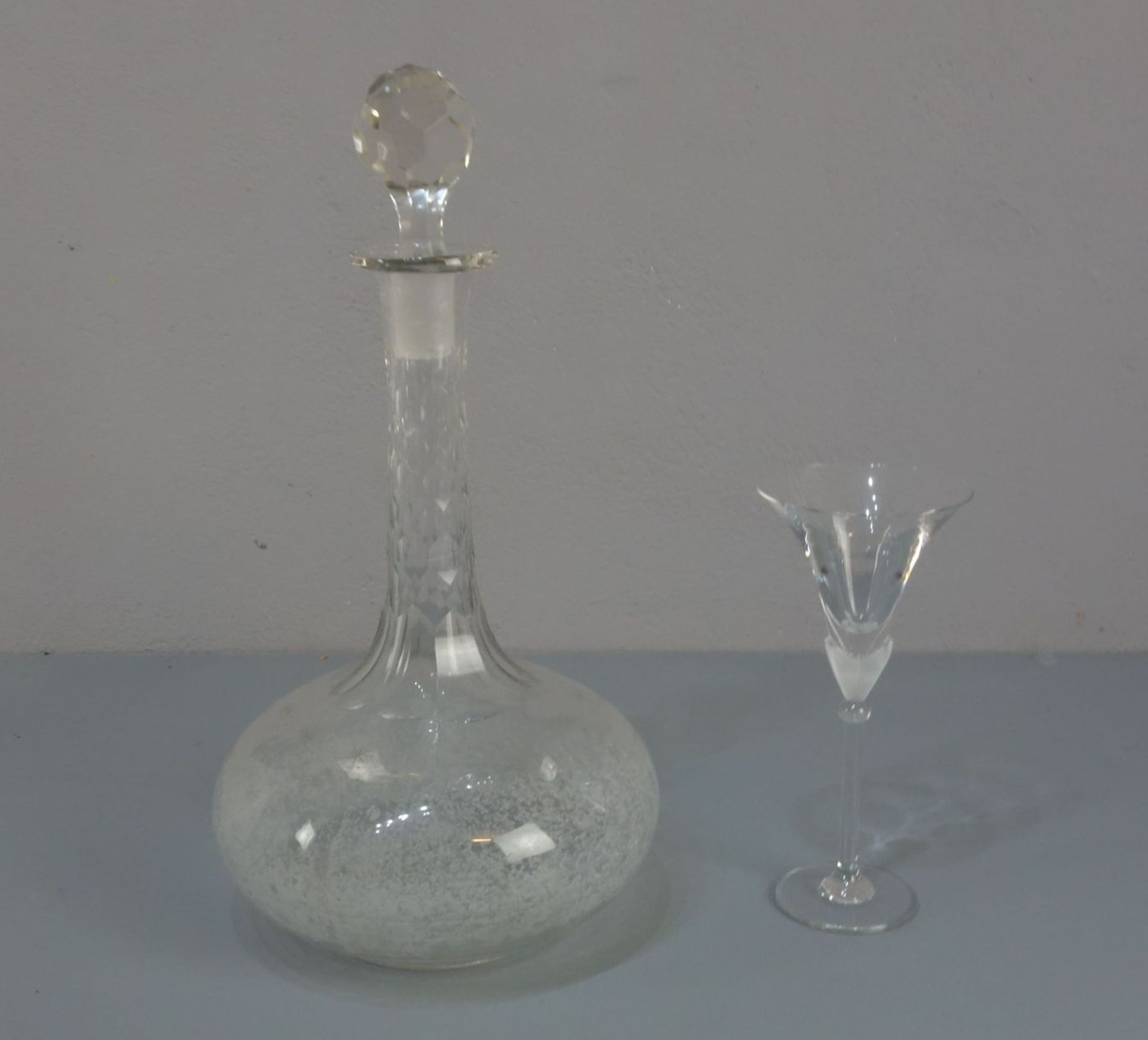 LIKÖR-SET AUF TABLETT, Glas, ungemarkt. 2 Likörgläser mit satinierten Partien in floralem Dekor, ( - Bild 3 aus 3