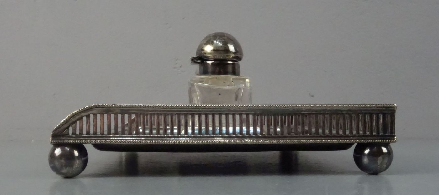 TINTENFASS / SCHREIBTISCHAUFSATZ / inkstand, versilbertes Metall und Kristallglas, wohl Sheffield / - Bild 3 aus 3
