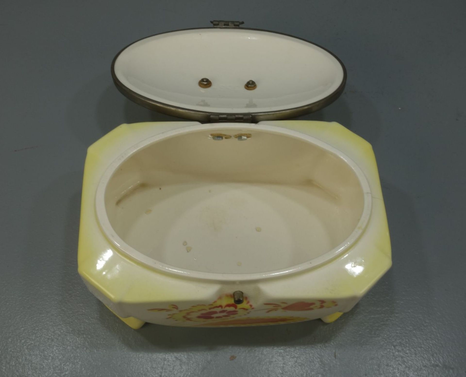 ART DÉCO BISKUITDOSE / DECKELDOSE / ceramic box, Keramik mit Metallmonturen, um 1920 /1930; heller - Image 2 of 5