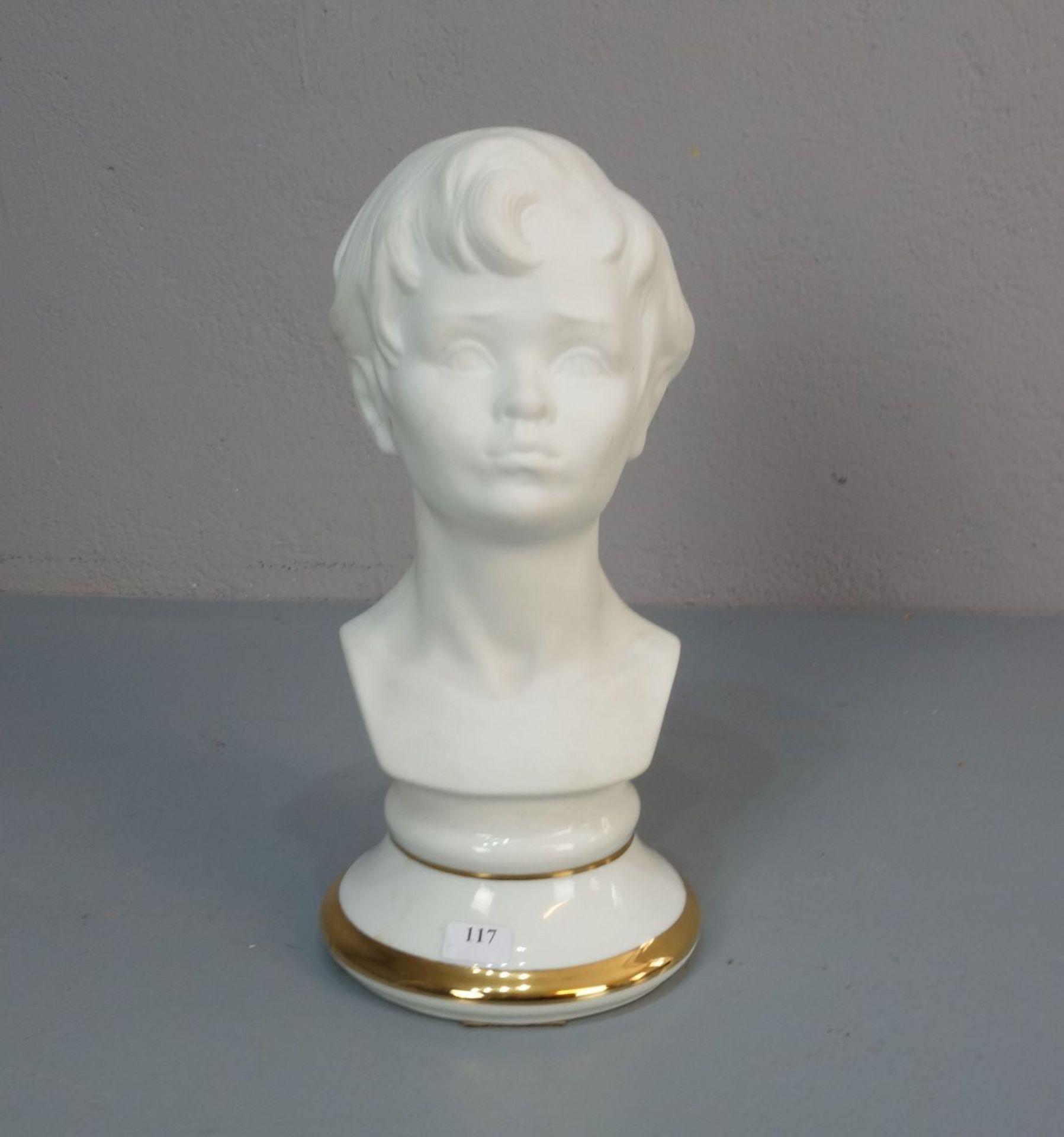 PORZELLANFIGUR / porcelain figure: "Büste eines jungen Mannes", Biskuitporzellan, Manufaktur "SANBO