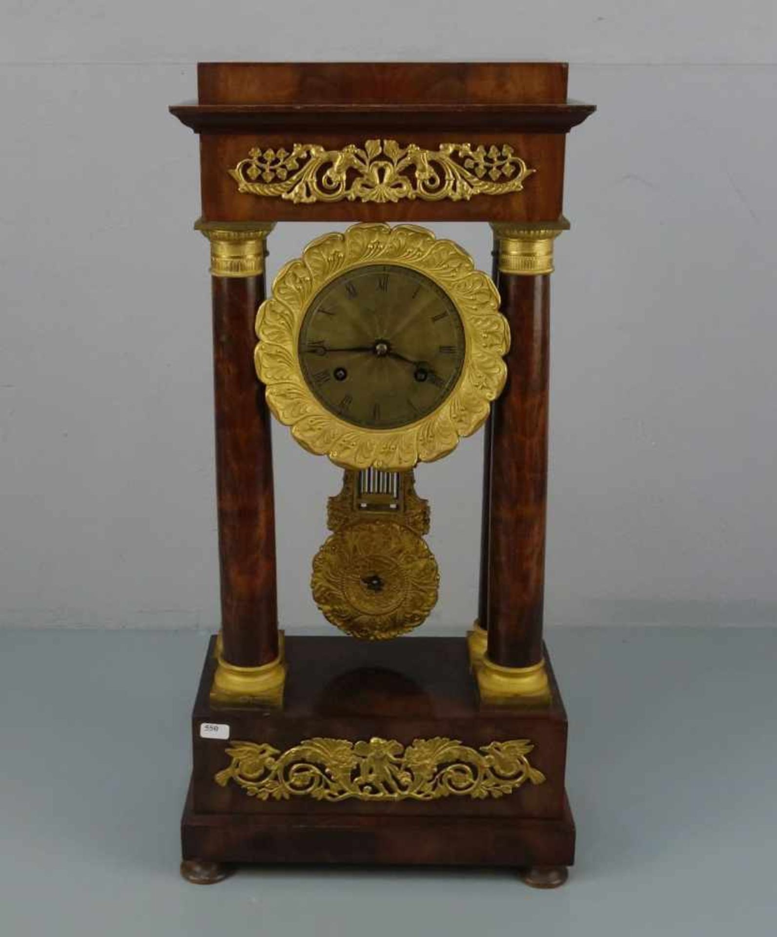 PENDULE / PORTALUHR IM ARCHITEKTURAUFBAU / fire place clock, 2. Hälfte 19. Jh.; Nussbaumfurnier.