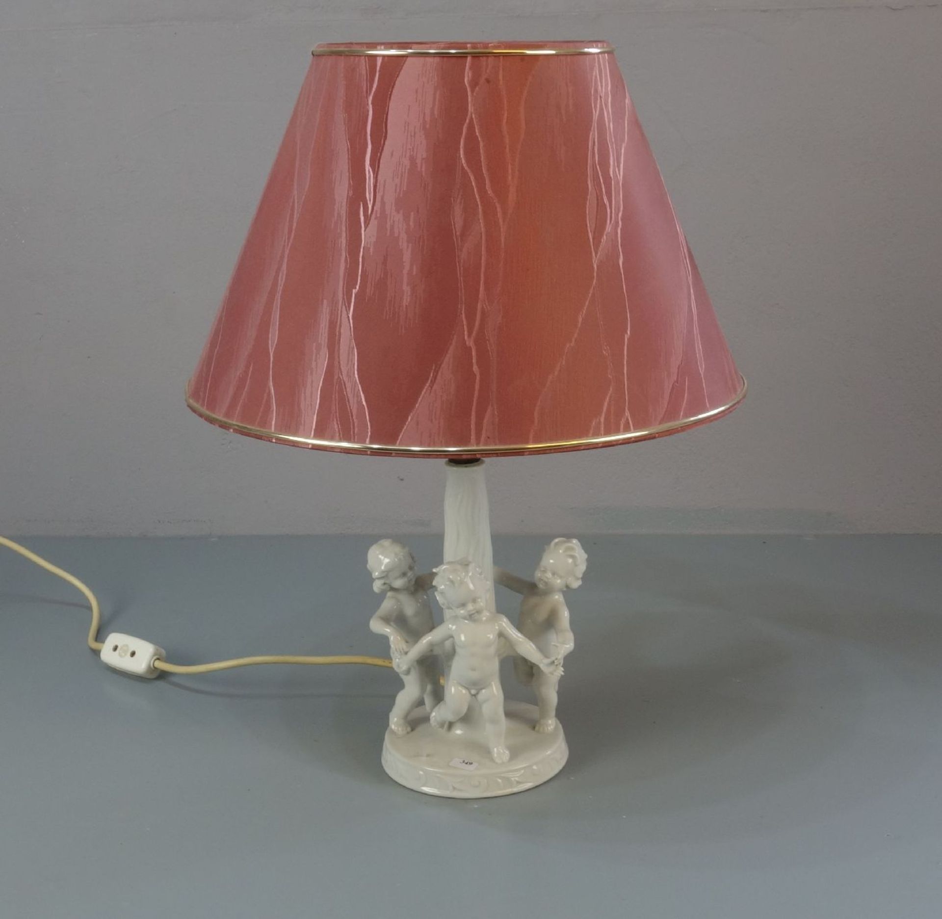 FIGÜRLICHE LAMPE / TISCHLAMPE "DER REIGEN" / table lamp, Weissporzellan (ungemarkt), einflammig