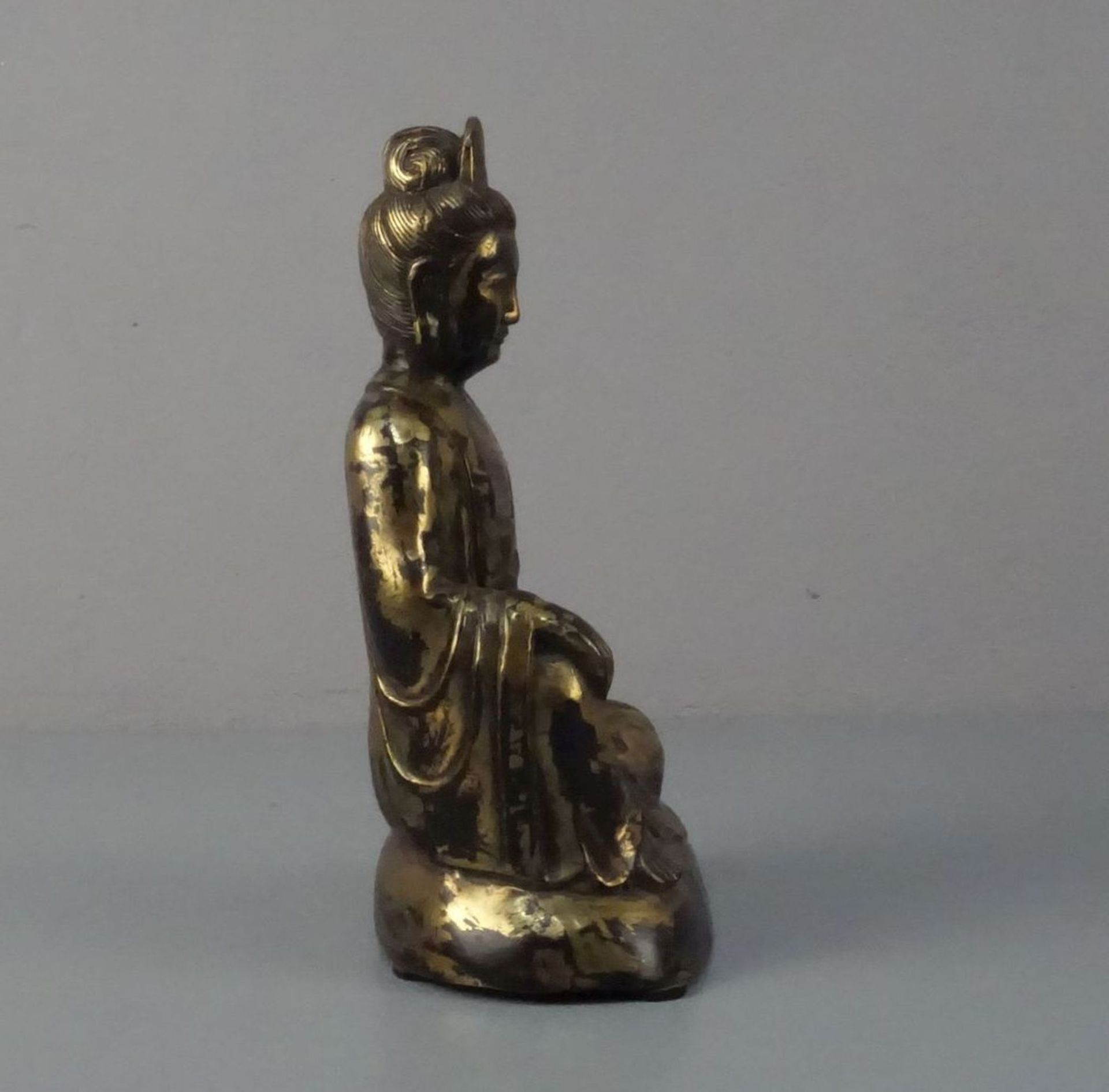 BUDDHA, Bronze, hohl gegossen und dunkelbraun patiniert und vergoldet / mit Goldlackfassung. Leicht - Bild 4 aus 6
