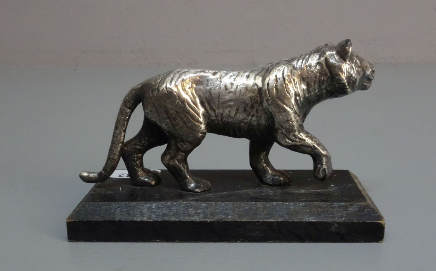 SKULPTUR: "Tiger", versilbertes Metall auf ebonisiertem Postament, Nr. 7 aus der Serie der - Bild 3 aus 5