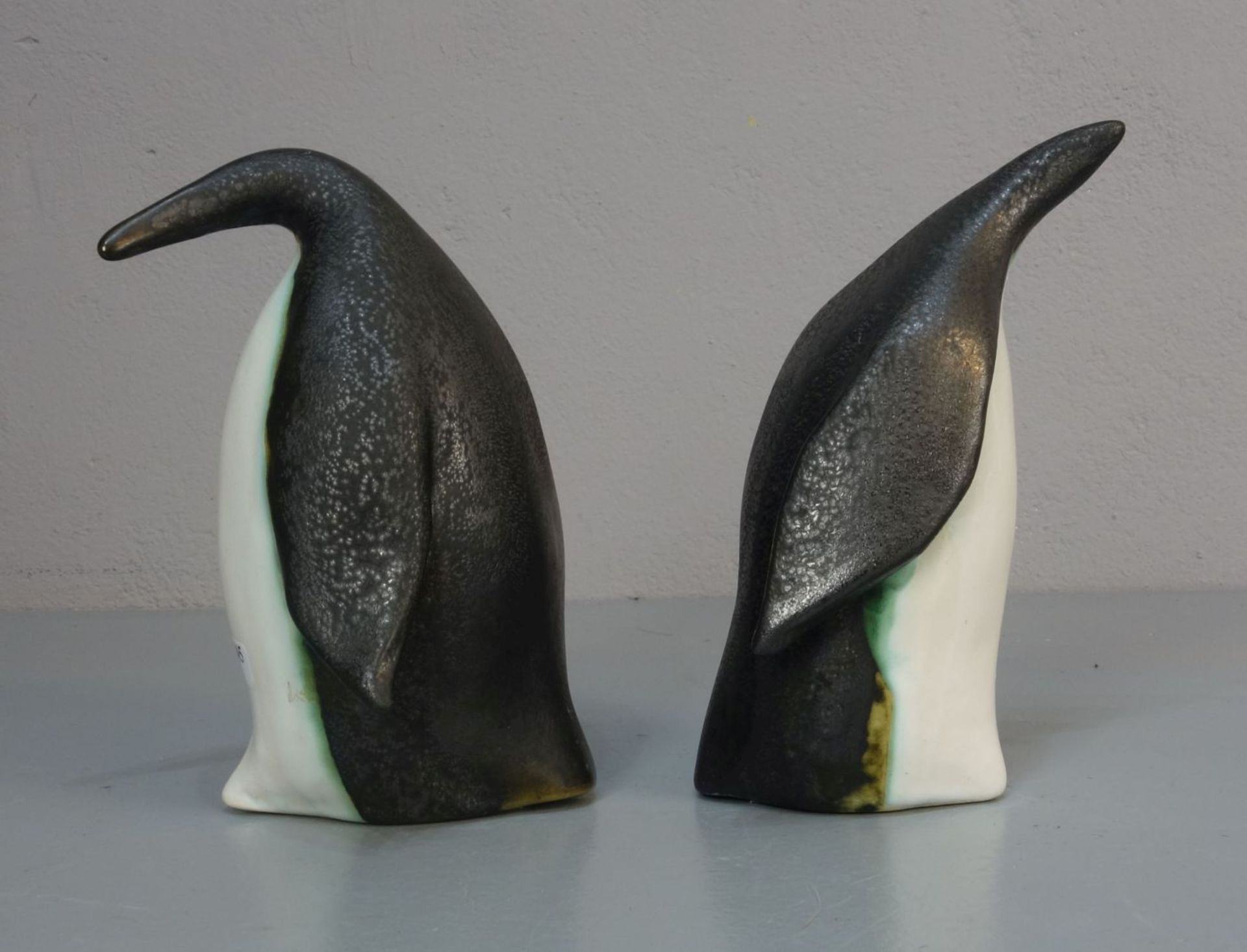 KERAMIKFIGUREN: "Pinguine" / ceramic penguins, Studiokeramik, heller Scherben, weiß, schwarz und - Bild 3 aus 5