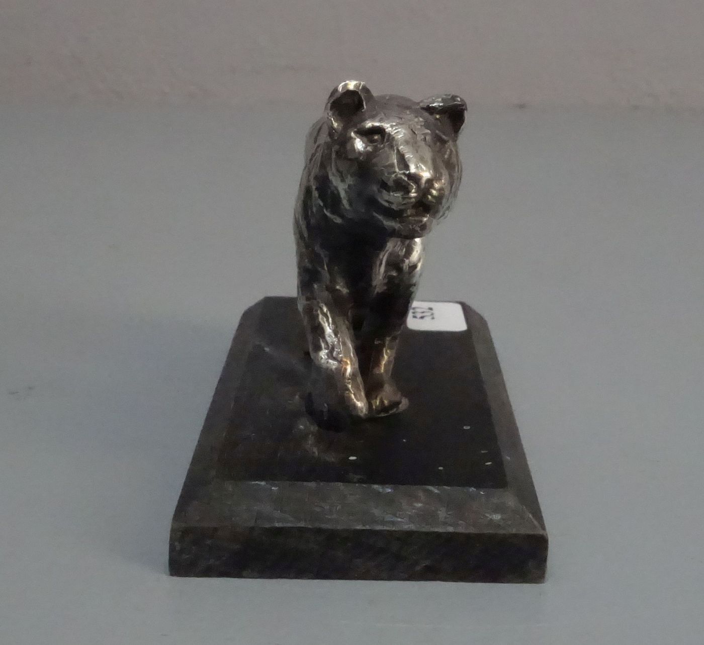 SKULPTUR: "Tiger", versilbertes Metall auf ebonisiertem Postament, Nr. 7 aus der Serie der - Bild 2 aus 5