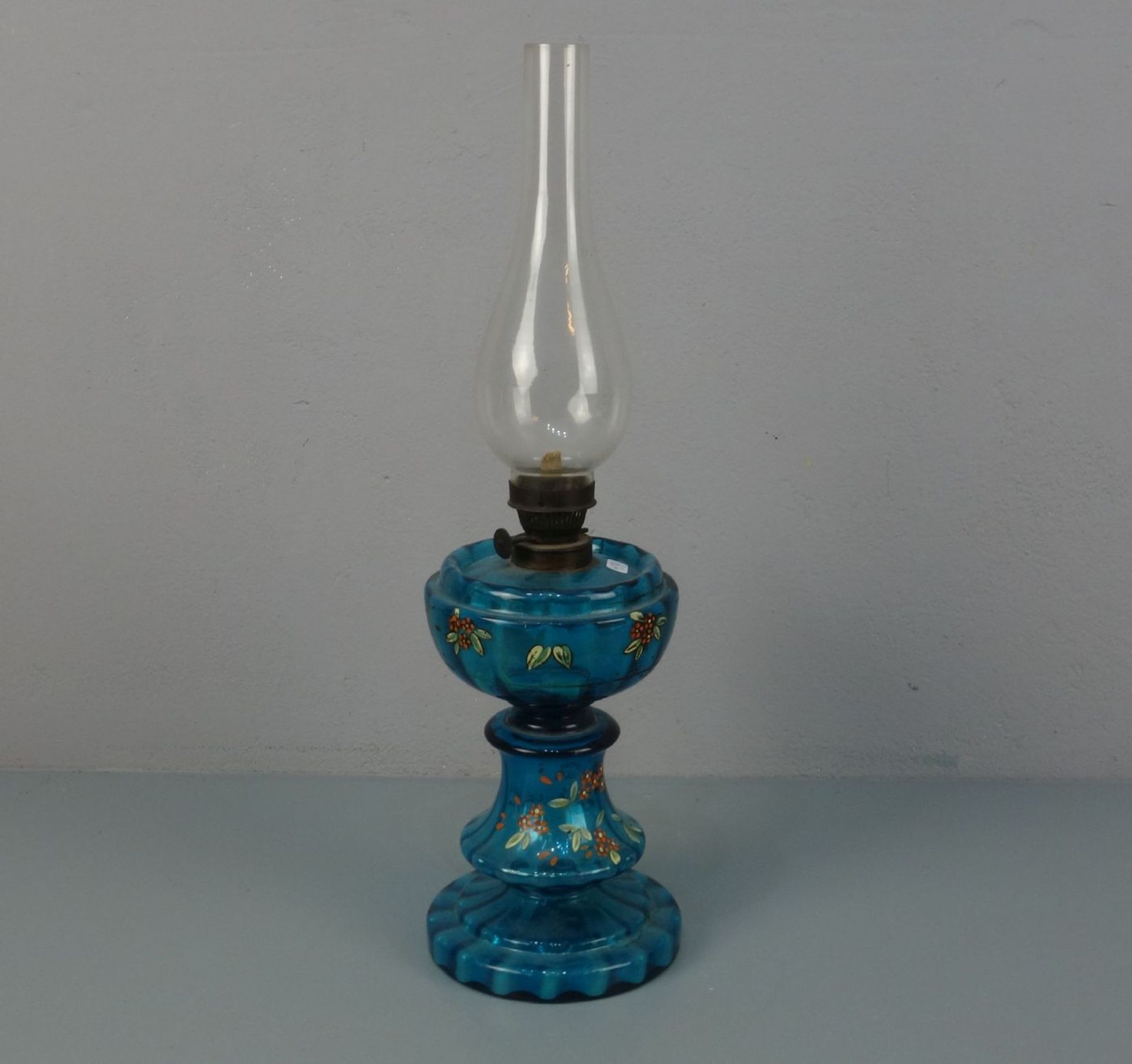 BIEDERMEIER PETROLEUMLAMPE / kerosene lamp, Glas und Metallmonturen, 19. Jh.. Petroleumlampe mit - Bild 2 aus 2