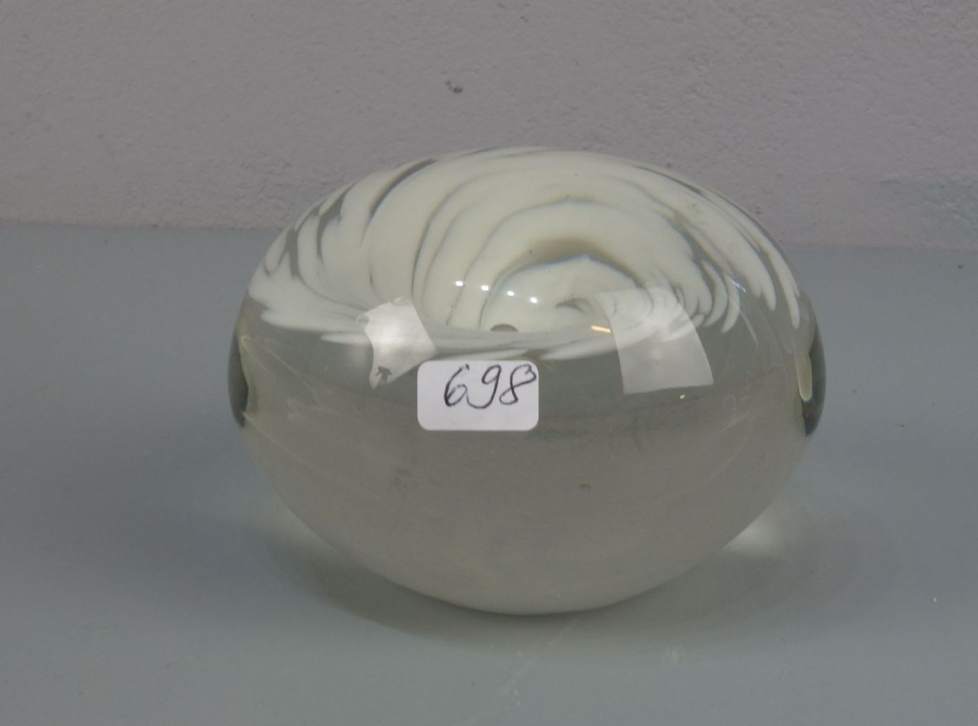 BRIEFBESCHWERER / PAPERWEIGHT, Glas, Manufaktur Rosenthal, studio-linie. Gedrückte Kugelform mit