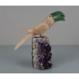 EDELSTEIN - SKULPTUR: "TUKAN / VOGEL" auf Stand aus Amethyst-Druse, zweiteilig, wohl Italien, 2.