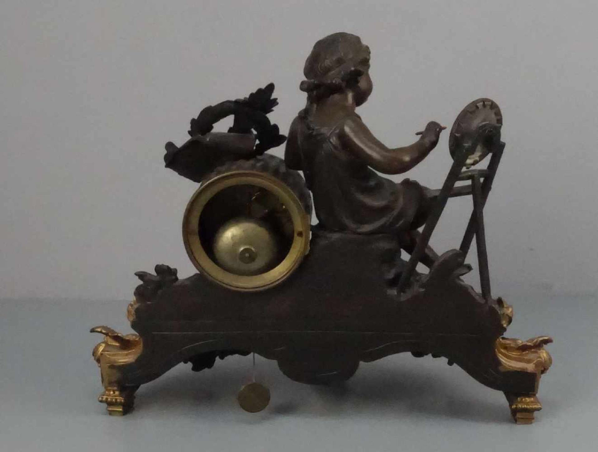 FIGÜRLICHE PENDULE / KAMINUHR "Allegorie der Malerei" / fire place clock, Gehäuse aus mehrfarbig - Bild 3 aus 5