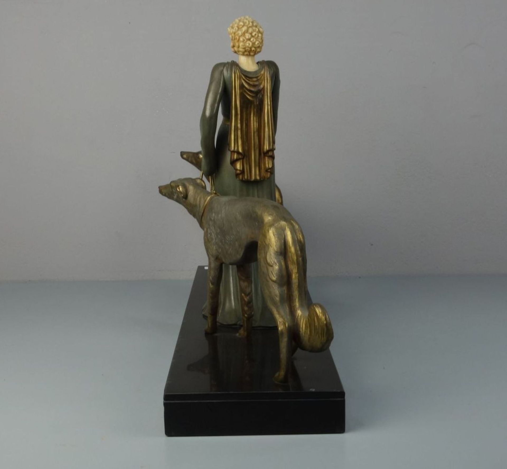 CHAM - SKULPTUR: "JUNGE FRAU MIT WINDHUNDEN" - Bild 4 aus 4