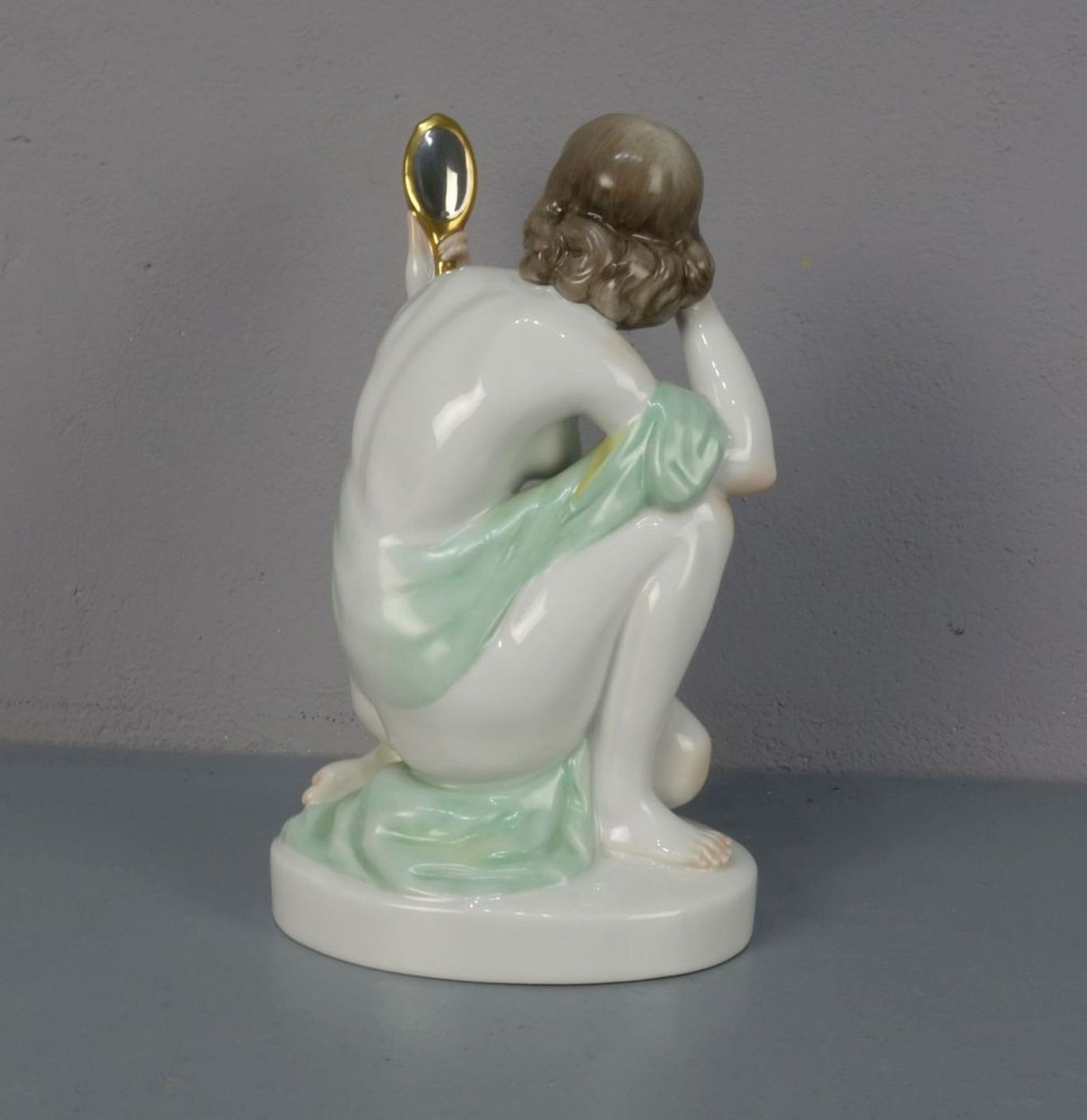 PORZELLANFIGUR "WEIBLICHER AKT MIT SPIEGEL" - Bild 3 aus 5