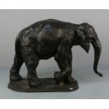 BRONZESKULPTUR: "SCHREITENDER ELEFANT