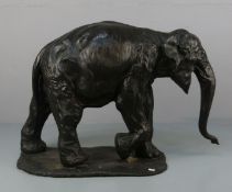 BRONZESKULPTUR: "SCHREITENDER ELEFANT