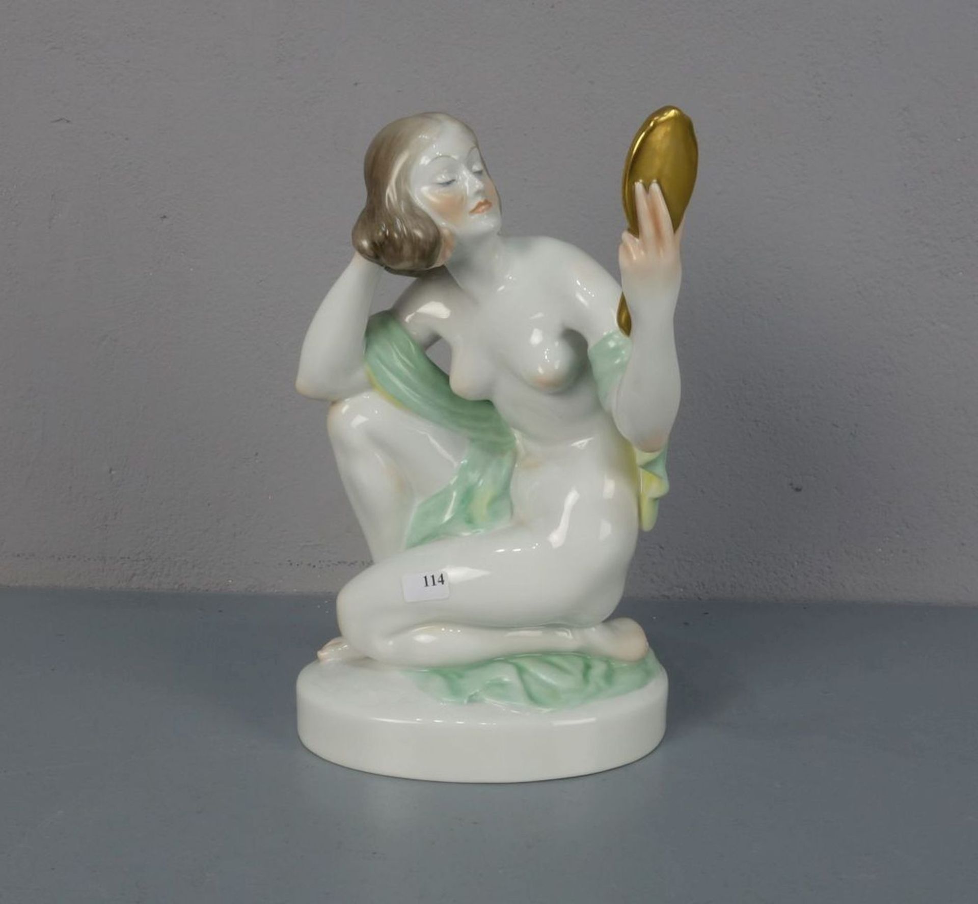 PORZELLANFIGUR "WEIBLICHER AKT MIT SPIEGEL"