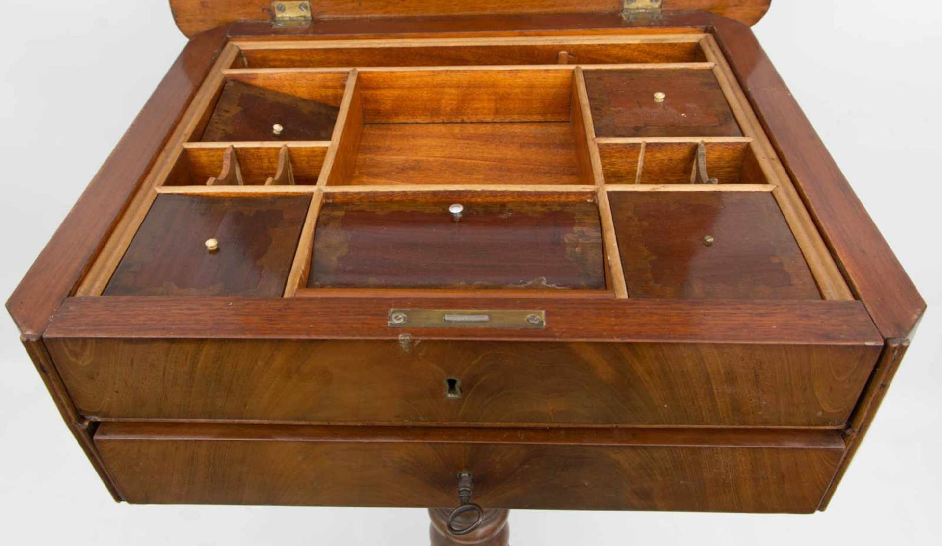 Unter der aufklappbaren Tischplatte befinden sich zwei Schubladen, wobei die obere in mehrere kleine - Bild 4 aus 7