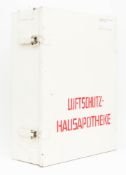 Luftschutz Hausapotheke, Metallkasten mit Verbandsmaterialen u.a.