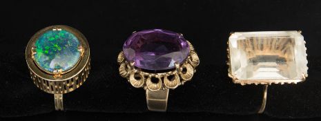 Drei Damenringe, 8./14. und 18. Karat Gelbgold mit Citrin/Opal und Amethyst.