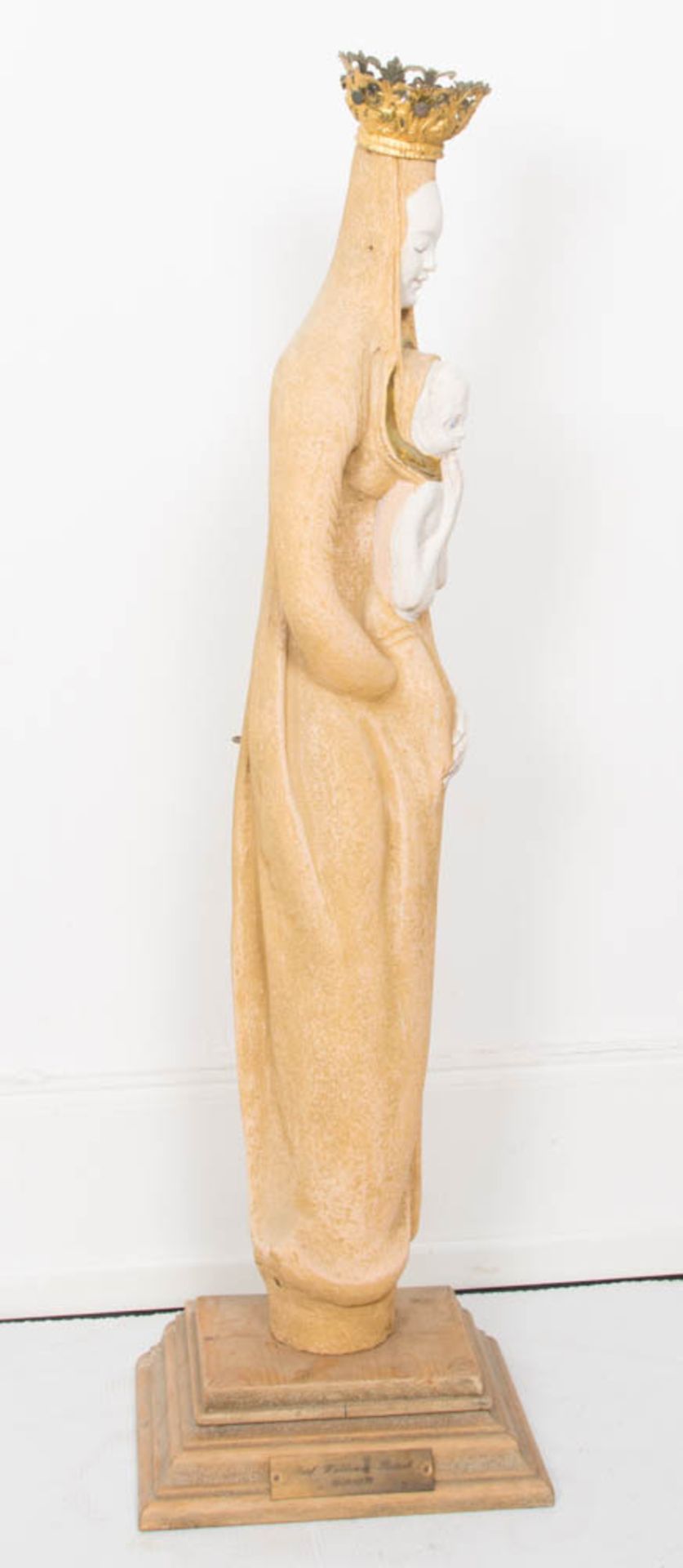 Skulptur der Madonna mit Kind auf Holzsockel. Stein/Metall/Holz. - Bild 5 aus 7