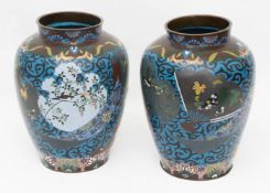 Paar Cloisonée Vasen mit Blumendecor.