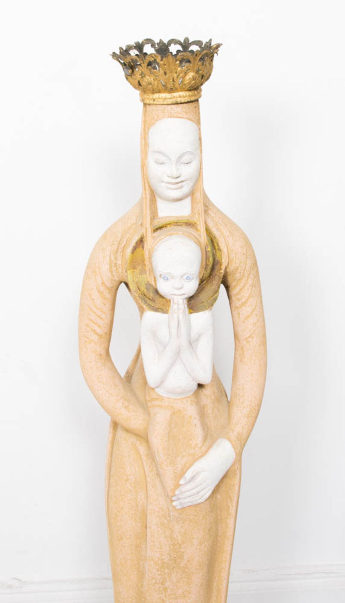 Skulptur der Madonna mit Kind auf Holzsockel. Stein/Metall/Holz. - Bild 2 aus 7